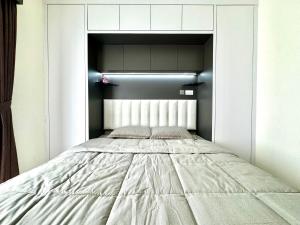 1 dormitorio con 1 cama grande en una habitación en New Stylish Studio Apartment in Central of Nagoya, en Jodoh