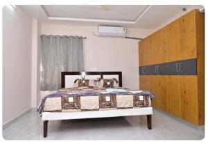 um quarto com uma cama num quarto em NRI NC Homestays em Tirupati