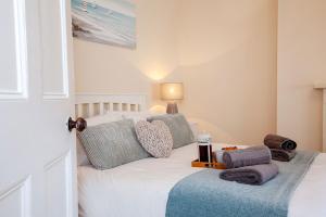 ウィットビーにあるClarence Cottageのベッドルーム1室(白いシーツと枕のベッド1台付)