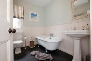 ein Badezimmer mit Waschbecken, Badewanne und Toilette in der Unterkunft Clarence Cottage in Whitby + 16 Fotos