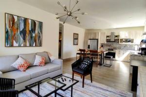 卡波圣卢卡斯Amazing 2BR Pool/Jacuzzi/Beach/ Resort/10Min Cabo的带沙发的客厅和餐厅