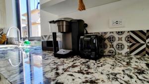 卡波圣卢卡斯Amazing 2BR Pool/Jacuzzi/Beach/ Resort/10Min Cabo的厨房配有台面上的咖啡壶
