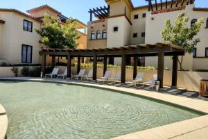 卡波圣卢卡斯Amazing 2BR Pool/Jacuzzi/Beach/ Resort/10Min Cabo的别墅前的游泳池