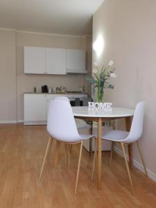 cocina y comedor con mesa y sillas en as maison, en Terni