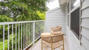 duas cadeiras e uma mesa na varanda de uma casa em Landing Modern Apartment with Amazing Amenities (ID9692X16) em Everett