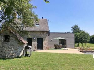 una vieja casa de piedra con una mesa de picnic delante de ella en Gîte Hambers, 4 pièces, 6 personnes - FR-1-600-132, en Hambers