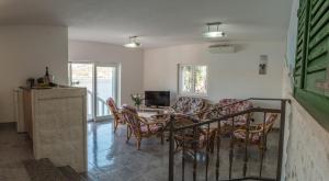 ein Wohnzimmer mit Tisch und Stühlen in der Unterkunft Seaside house for families with children Rogoznica - 22156 in Rogoznica