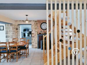 una cucina e una sala da pranzo con scala a chiocciola in legno di Gîte Sainte-Suzanne-et-Chammes, 4 pièces, 6 personnes - FR-1-600-151 a Sainte-Suzanne