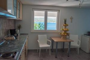 eine Küche mit einem Tisch und einem Kuchen darauf in der Unterkunft Seaside house for families with children Rogoznica - 22156 in Rogoznica