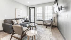 ein Wohnzimmer mit einem Sofa und einem Tisch in der Unterkunft Landing Modern Apartment with Amazing Amenities (ID2101X18) in Fort Worth