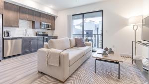 sala de estar con sofá y cocina en Landing Modern Apartment with Amazing Amenities (ID7967X26), en Fort Myers
