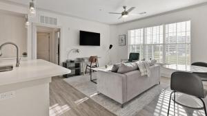 ein Wohnzimmer mit einem Sofa und einem Tisch in der Unterkunft Landing Modern Apartment with Amazing Amenities (ID4420X29) in Richmond