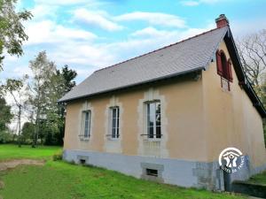 una pequeña casa en un campo de hierba en Gîte Nuillé-sur-Vicoin, 4 pièces, 6 personnes - FR-1-600-194 en Nuillé-sur-Vicoin