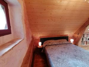 - une chambre avec un lit dans un grenier en bois dans l'établissement Gîte Nuillé-sur-Vicoin, 4 pièces, 6 personnes - FR-1-600-194, à Nuillé-sur-Vicoin