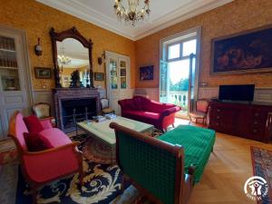 sala de estar con sillas rojas y chimenea en Gîte Ahuillé, 6 pièces, 12 personnes - FR-1-600-205, en Ahuillé