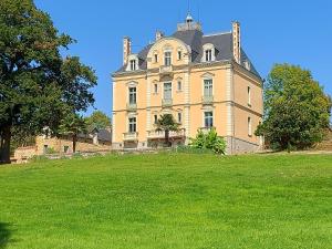 una casa grande en la cima de una colina con césped en Gîte Ahuillé, 6 pièces, 12 personnes - FR-1-600-205, en Ahuillé