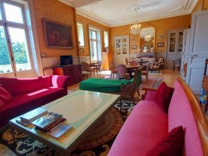 sala de estar con sofás rosados y mesa en Gîte Ahuillé, 6 pièces, 12 personnes - FR-1-600-205, en Ahuillé