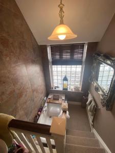 Zimmer im Dachgeschoss mit einer Treppe und einer Badewanne in der Unterkunft Double room minutes from the beach in Bexhill