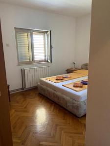 - une chambre avec un lit dans une pièce dotée d'une fenêtre dans l'établissement Apartments with a parking space Crikvenica - 22214, à Crikvenica