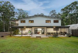 Casa grande con puertas de cristal y patio en Winston Wallabies Urban Getaway, en Moorlands