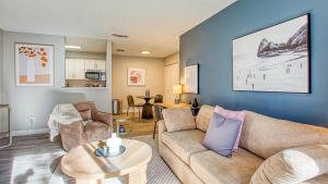sala de estar con sofá y mesa en Landing Modern Apartment with Amazing Amenities (ID8221X58), en Tucson