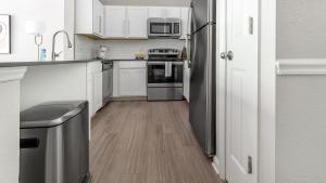 Virtuve vai virtuves zona naktsmītnē Landing Modern Apartment with Amazing Amenities (ID1375X130)
