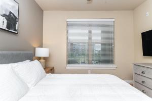 - une chambre avec un lit blanc et une fenêtre dans l'établissement Landing Modern Apartment with Amazing Amenities (ID3883), à Carrollton