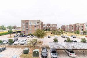 een luchtzicht op een parkeerplaats met gebouwen bij Landing Modern Apartment with Amazing Amenities (ID3883) in Carrollton