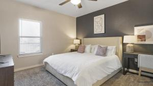 Una cama o camas en una habitación de Landing Modern Apartment with Amazing Amenities (ID9682X40)