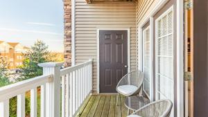 un portico con due sedie e una porta di Landing Modern Apartment with Amazing Amenities (ID3811X44) a Lexington