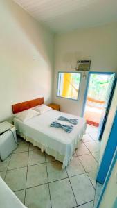 a bedroom with a bed and a window at Recanto das Estrelas in Marau