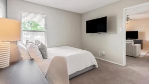 A bed or beds in a room at Landing Modern Apartment with Amazing Amenities (ID9665X12)