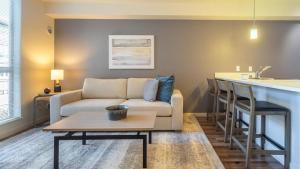 a living room with a couch and a kitchen at Landing Modern Apartment with Amazing Amenities (ID7286X92) in Tacoma
