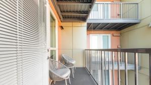 a balcony with two chairs and a table at Landing Modern Apartment with Amazing Amenities (ID7286X92) in Tacoma