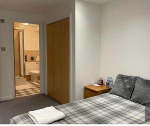um quarto com uma cama e uma casa de banho em Holiday Apartment In Old Town em Edinburgo