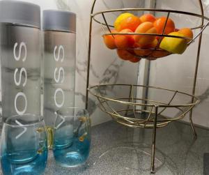dois copos e um cesto de laranjas e uma tigela de água em Holiday Apartment In Old Town em Edinburgo