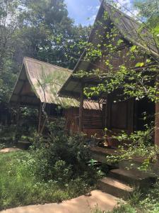 een huis met een veranda en een trap die naar het huis leidt bij Sanctuary Lanta in Koh Lanta