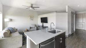 cocina con fregadero y sala de estar. en Landing Modern Apartment with Amazing Amenities (ID7967X54), en Plano