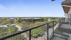 einen Balkon mit Blick auf ein Gebäude in der Unterkunft Landing Modern Apartment with Amazing Amenities (ID7967X54) in Plano