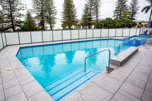ein großer Pool mit blauem Wasser in der Unterkunft South Pacific Plaza - Official in Gold Coast