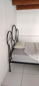 łóżko w pokoju z dwoma lustrami w obiekcie G.LO Loft AP 04 w mieście Ponta Porã