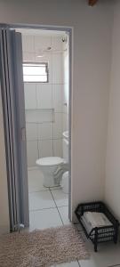 een badkamer met een toilet en een wastafel bij G.LO Loft AP 04 in Ponta Porã