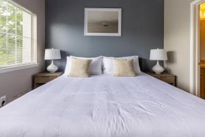 a large white bed in a bedroom with two lamps at Landing Modern Apartment with Amazing Amenities (ID5301X35) in Irving
