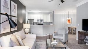 sala de estar con sofá blanco y cocina en Landing Modern Apartment with Amazing Amenities (ID3722X1), en Birmingham