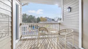 d'un balcon avec deux chaises et une table. dans l'établissement Landing Modern Apartment with Amazing Amenities (ID7578X85), à Highlands Ranch