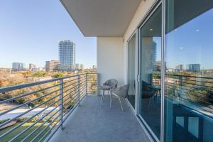 a balcony with chairs and a view of the city at Landing Modern Apartment with Amazing Amenities (ID512) in Dallas