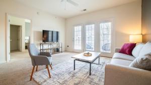 een woonkamer met een bank en een tafel bij Landing Modern Apartment with Amazing Amenities (ID6496X24) in Lexington
