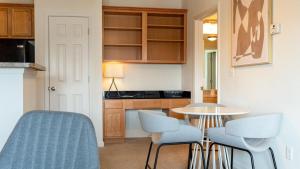 een keuken met een tafel en stoelen en een tafel bij Landing Modern Apartment with Amazing Amenities (ID6496X24) in Lexington