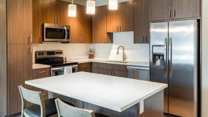 Una cocina o zona de cocina en Landing Modern Apartment with Amazing Amenities (ID2113X99)
