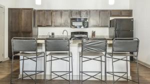 Una cocina o cocineta en Landing Modern Apartment with Amazing Amenities (ID1241X451)